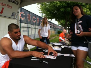 Roberto Garza signing autographs for the Bears fans at Training Camp. Photo: Omar Ureña (Gráfico Sports)